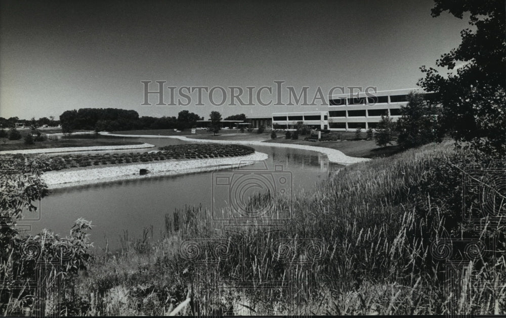 1982 Press Photo Deer Creek at Brookfield Square Office Park. Brookfield, WI-Historic Images