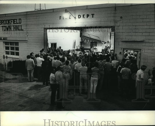 1982 Press Photo New Mall Protestors Outside Brookfield Town Hall - mja57525-Historic Images