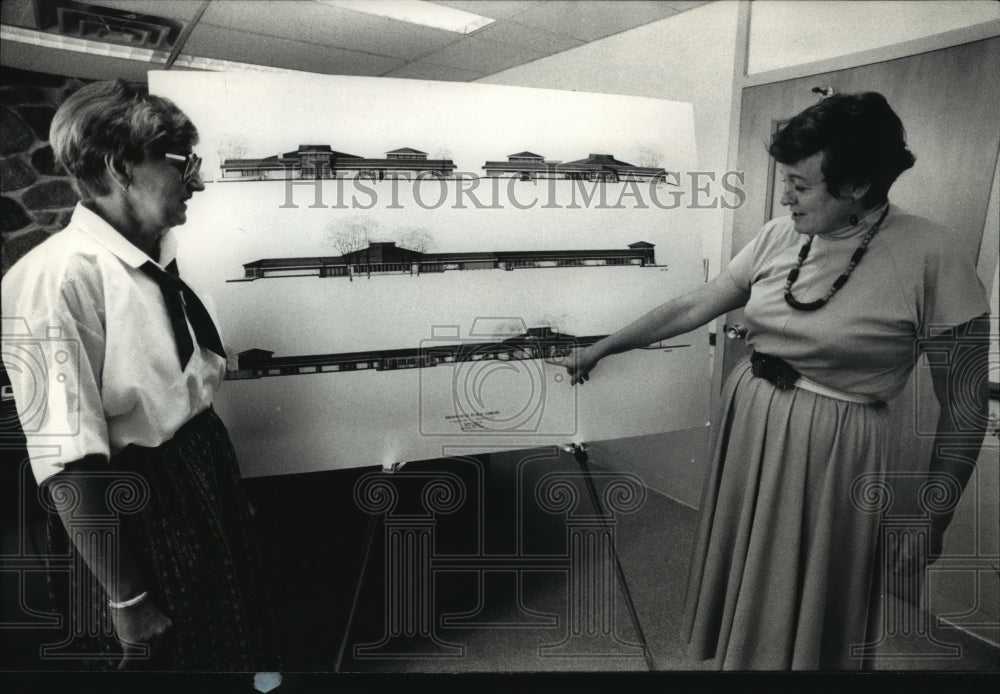 1989 Press Photo Mayor Kate Bloomberg &amp; Sonia Bielmeier Look Over Library Plans-Historic Images