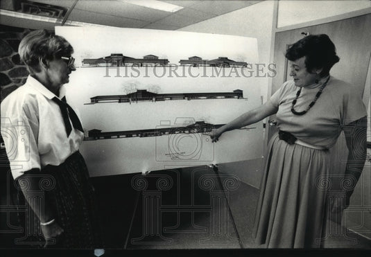 1989 Press Photo Mayor Kate Bloomberg & Sonia Bielmeier Look Over Library Plans-Historic Images