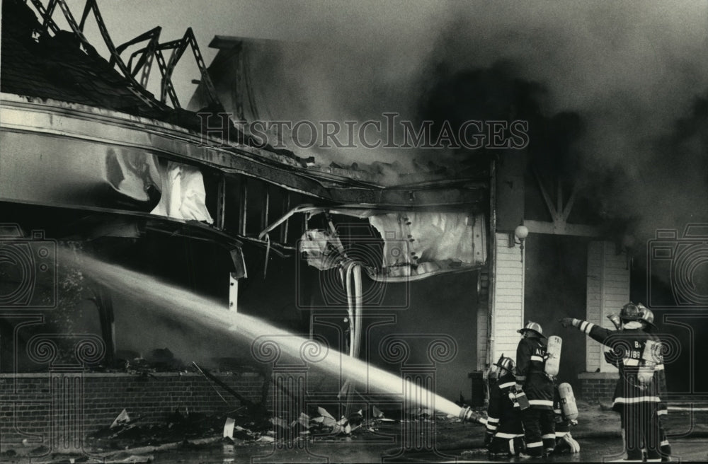 1988 Press Photo Firefighters at Blue Mound Towers Shopping Center Fire-Historic Images