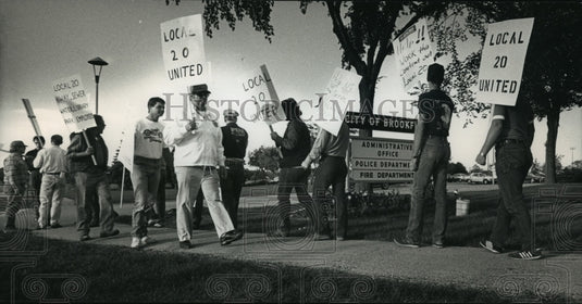 1988 Press Photo Brookfield City Employees Picket Over Contract Negotiations-Historic Images