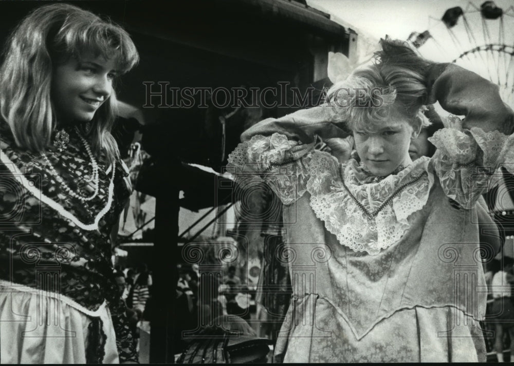 1991 Press Photo Angela Boehnen and Stephanie Carlson at Brookfield Days-Historic Images