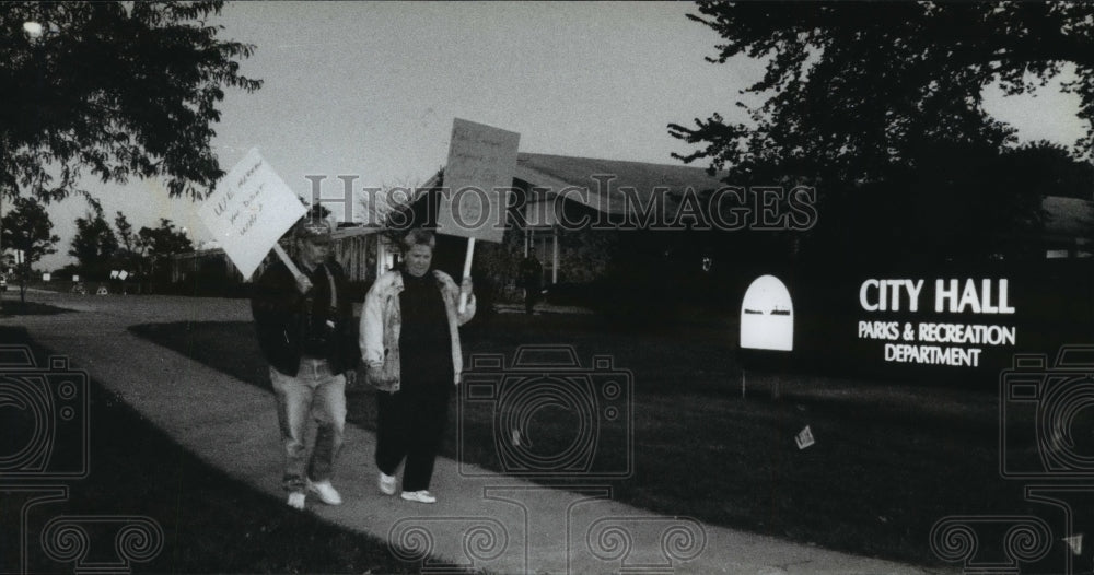 1993 Press Photo Employees of Brookfield Department of Public Works Pi