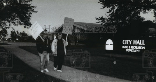 1993 Press Photo Employees of Brookfield Department of Public Works Picketing-Historic Images