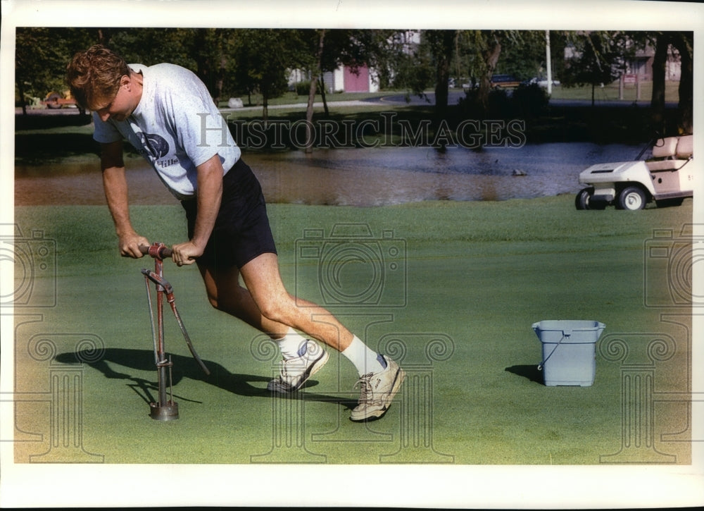 1993 Press Photo Mark Berezowitz Working at Brookfield Hills Golf Course-Historic Images
