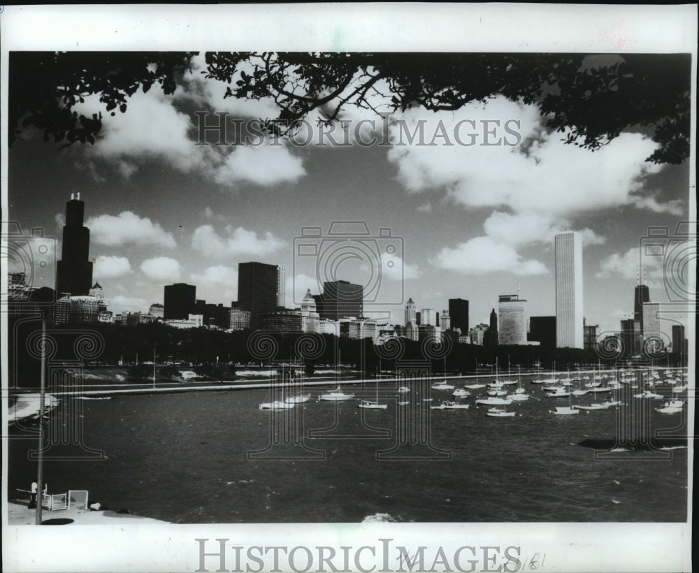 1983 Press Photo Chicago&#39;s Port City Skyline on Lake Michigan with Sears Tower-Historic Images