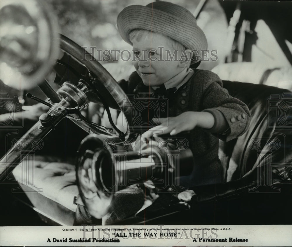 1964 Press Photo Michael Kearney in a 1915 Mercer on the set of All the Way Home-Historic Images