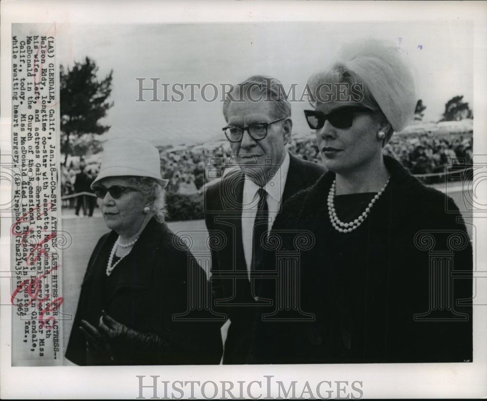 1965 Press Photo Glendale Cal., Nelson Eddy arrives for Miss MacDonald&#39;s funeral-Historic Images