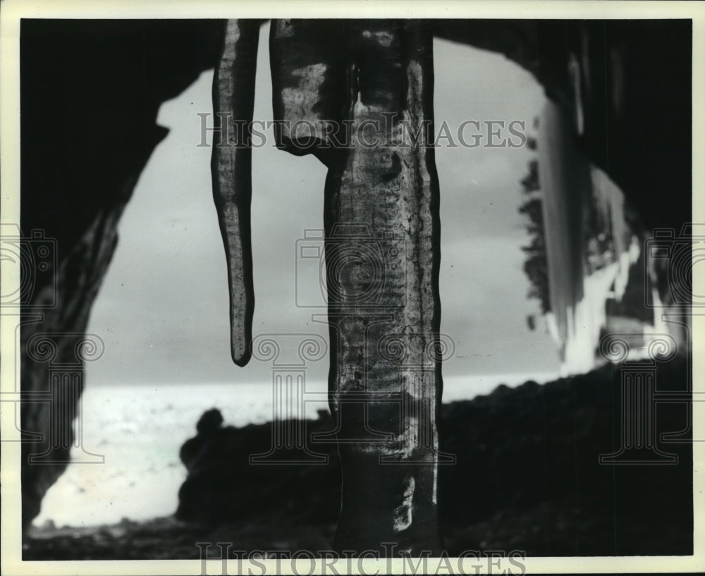 1988 Press Photo The Caves Icicles of every kind can be found at Squaw Bay-Historic Images