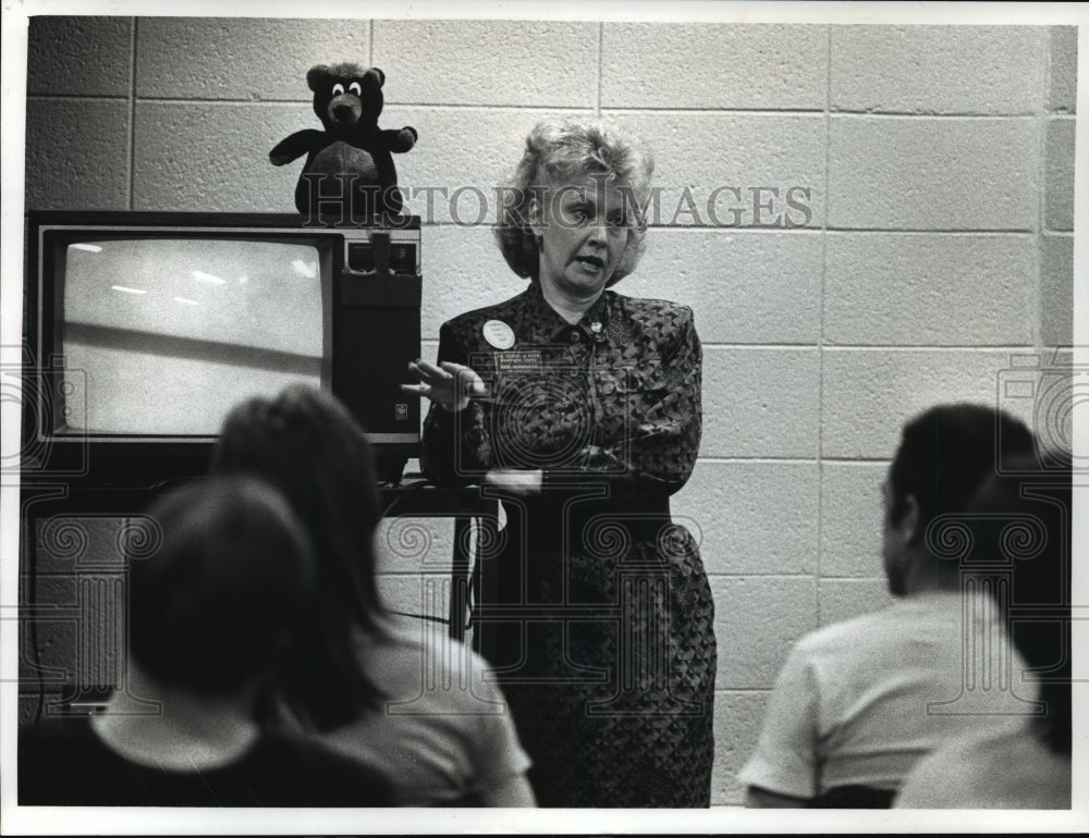 1990 Press Photo Babe Bornhofer Speaks with County Jail Inmates - mja57762-Historic Images