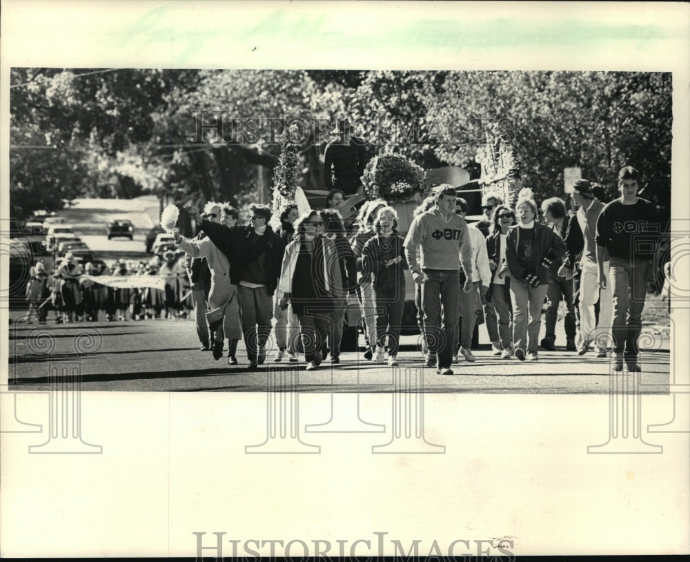 1987 Press Photo Waukesha's Carroll College Homecoming Parade - mja57765-Historic Images