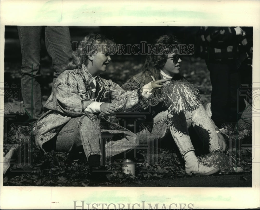 1987 Press Photo Mary Jo Wehmeyer and Lisa Lehnert Watch Carroll College Parade - Historic Images
