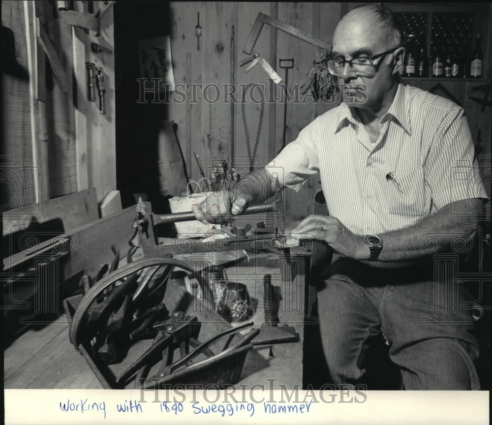 1983 Press Photo Leonard Borkowski Working With 1890 Swegging Hammer - mja57787-Historic Images