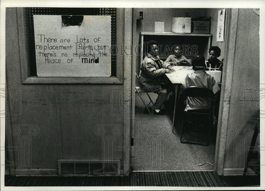 1990 Press Photo Students in Art Class at Northwest Training & Resource Center-Historic Images