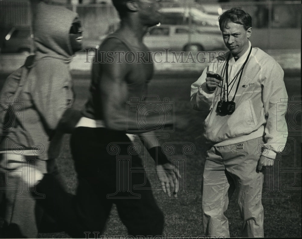 1987 Press Photo John Bowen Track Coach at South Division High School Supervises- Historic Images