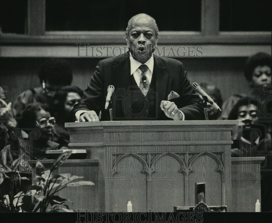 1984 Press Photo Reverend William J. Calvin Preaches to Congregation of 500-Historic Images