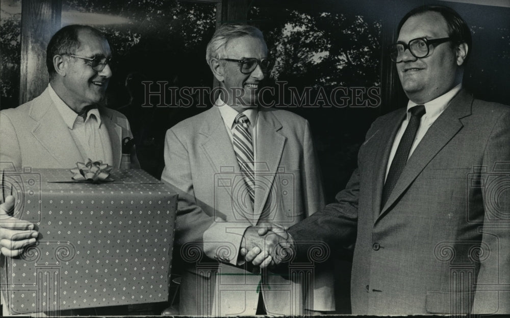 1984 Press Photo Warren Cahill Receiving Handshake and Award From John Raasch-Historic Images