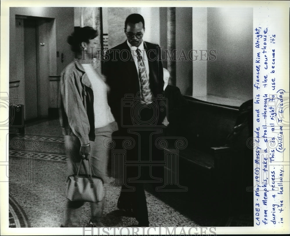1987 Press Photo Green Bay Packer Mossy Cade With Fiancee During Court Recess-Historic Images