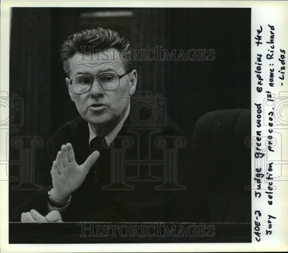 1987 Press Photo Judge Greenwood Explaining Jury Selection of Mossy Cade's Trial-Historic Images