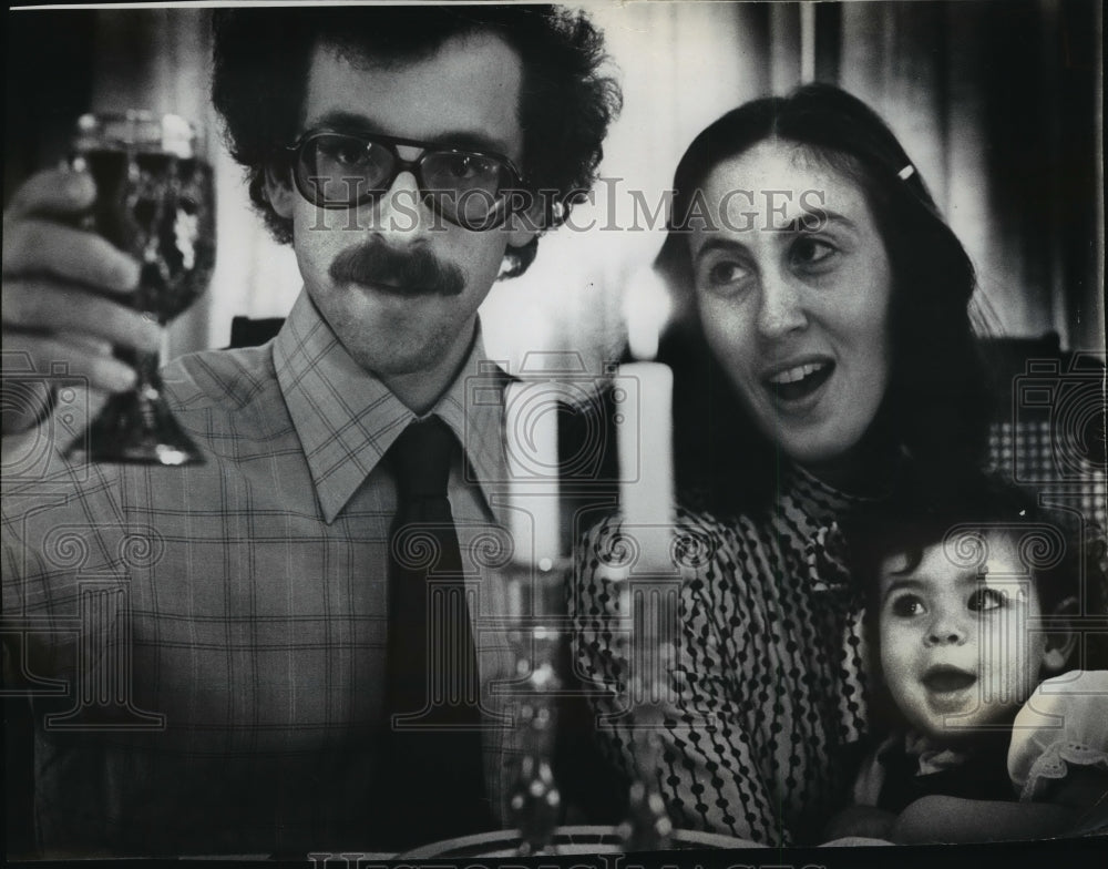 1979 Press Photo Alan, Robi, and Beth Borsuk of Milwaukee Celebrate Passover-Historic Images
