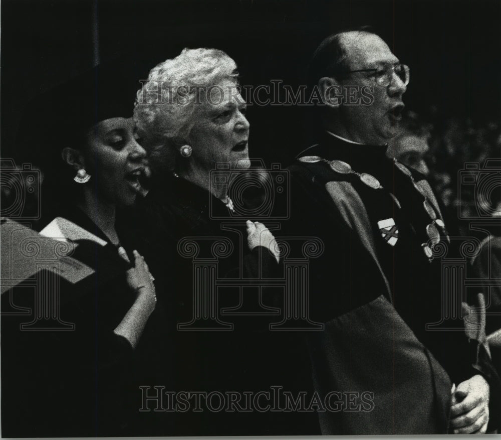 1992 Press Photo First Lady Barbara Bush Sings National Anthem at Graduation-Historic Images