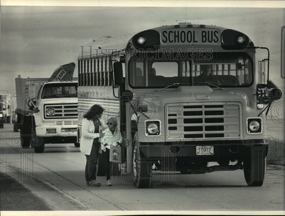 1986 Press Photo School Buses Mark the End of Summer for Children in Fredonia-Historic Images