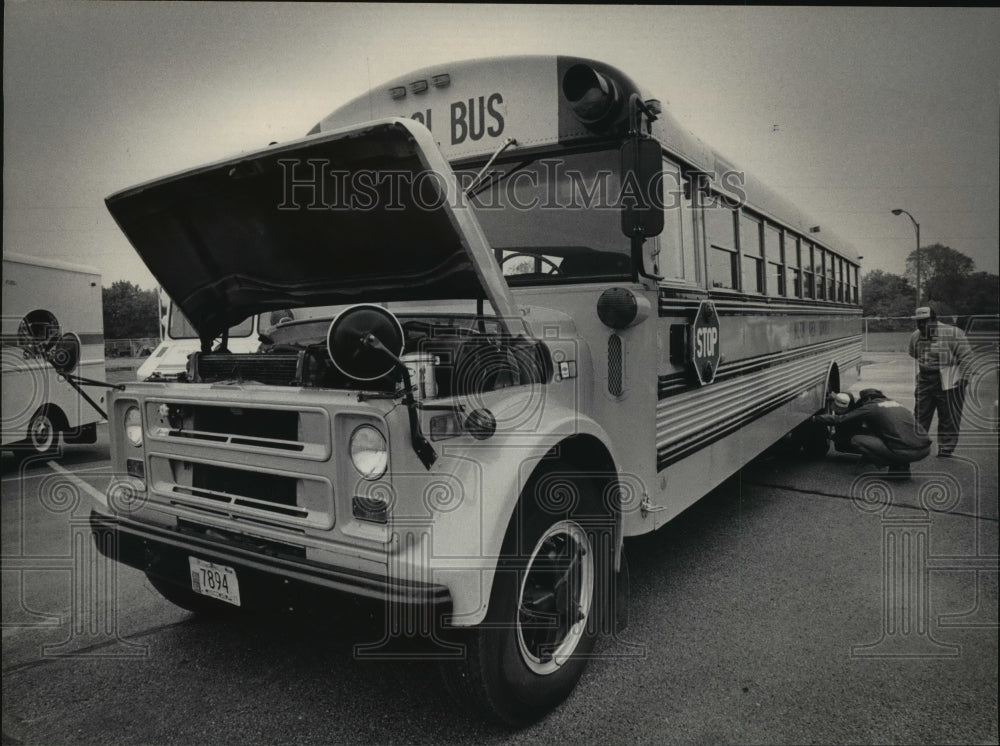 1984 Press Photo Natural Gas Converted School Bus at Rally for Fuel Savings-Historic Images