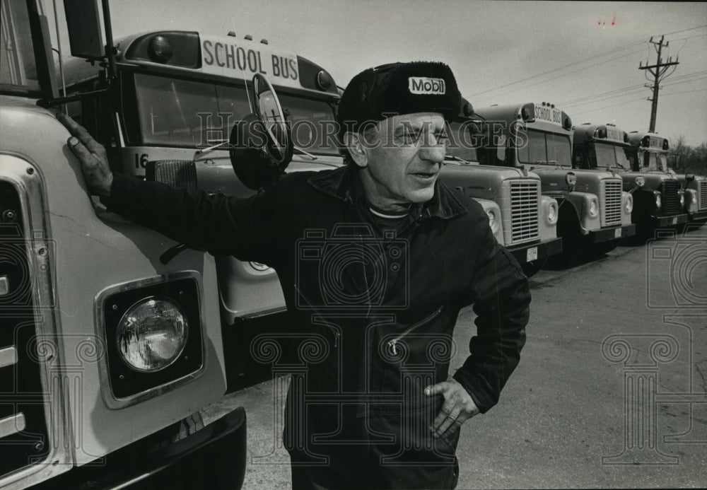 1989 Press Photo Al Fassbender Leans Against One of His School Buses - mja57977-Historic Images