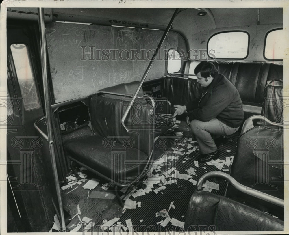 1977 Press Photo William Parks Checks Damage to a Bus in Waukesha, Wisconsin-Historic Images