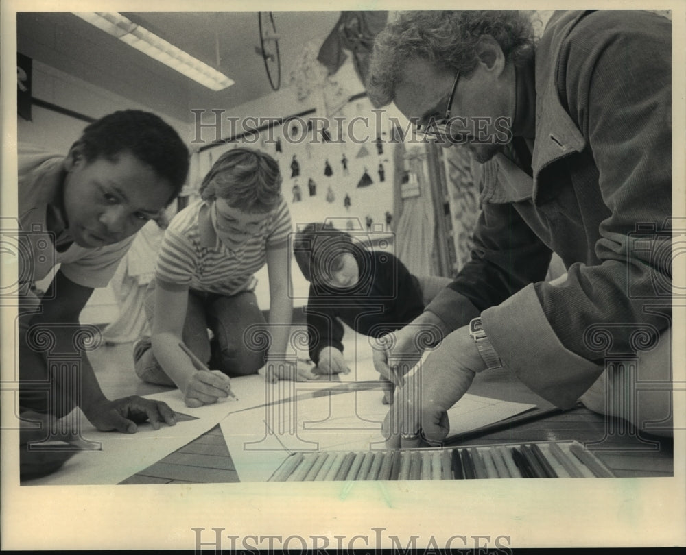 1984 Press Photo Artist Richard Caemmerer with Roosevelt Middle School Students-Historic Images