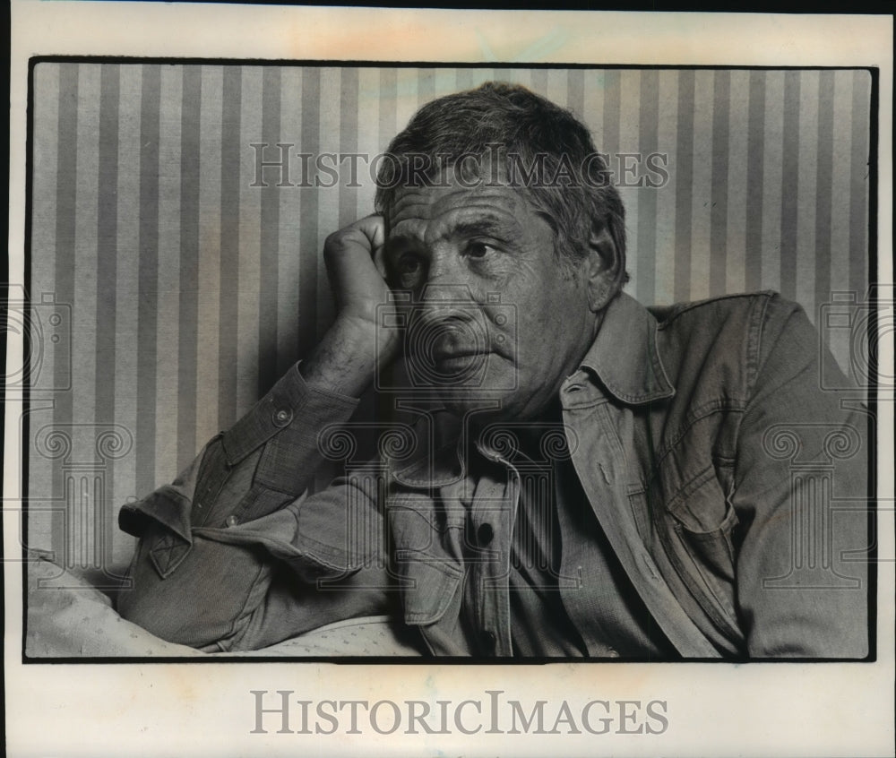 1976 Press Photo Gene Barry Talks About Career at the Astor Hotel - mja58031-Historic Images