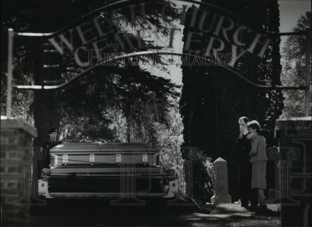 1993 Press Photo Mourners of Sgt. Daniel Busch, Welsh Church Cemetery-Historic Images