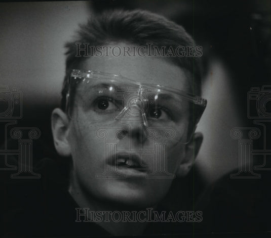 1994 Press Photo Jason Emmer on a Tour at CDM Tool and Manufacturing Company-Historic Images