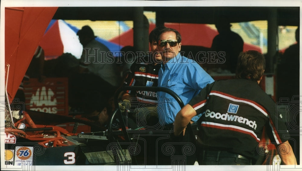 1993 Press Photo Dale Earnhardt and the Richard Childless Racing Crew-Historic Images