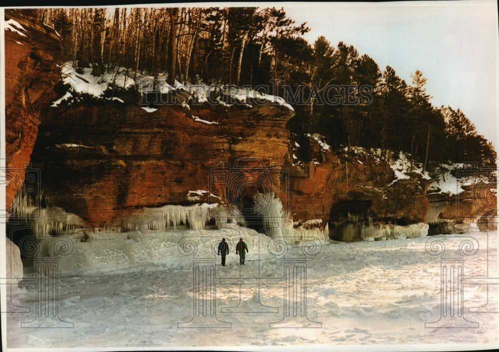1994 Press Photo Hikers On Squaw Bay On Frozen Apostle Island National Lakeshore-Historic Images