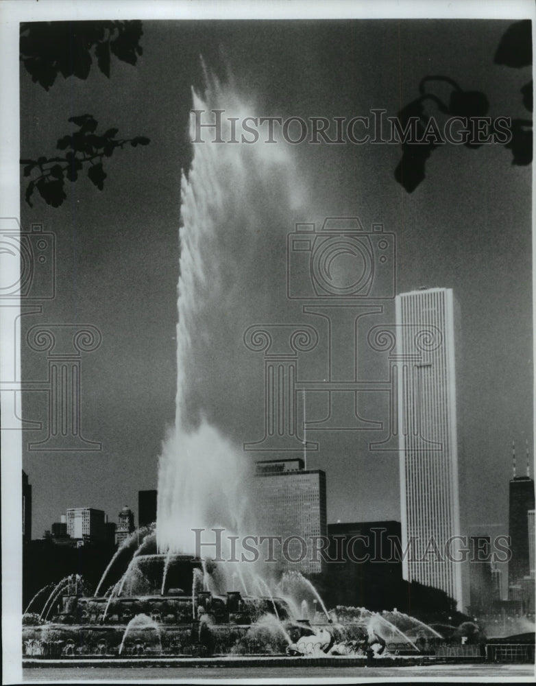 1987 Press Photo Buckingham Fountain in Grant Park Chicago, Illinois - mja58410-Historic Images