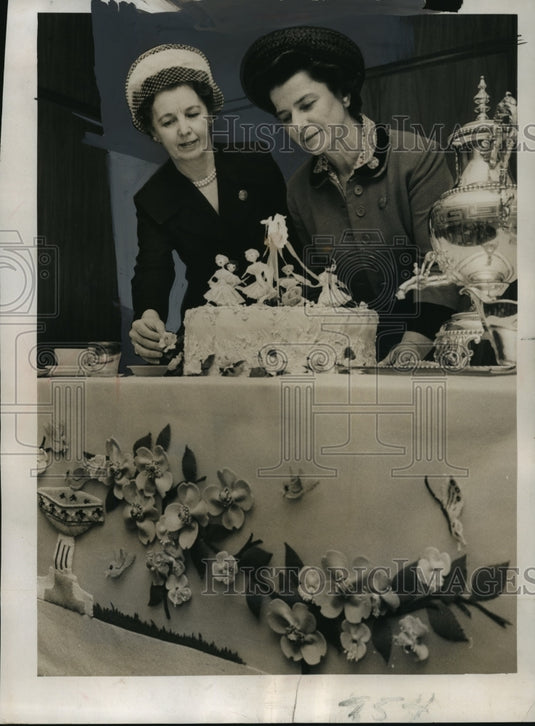 1952 Auxiliary Members at the Milwaukee Hospital Auxiliary Luncheon - Historic Images