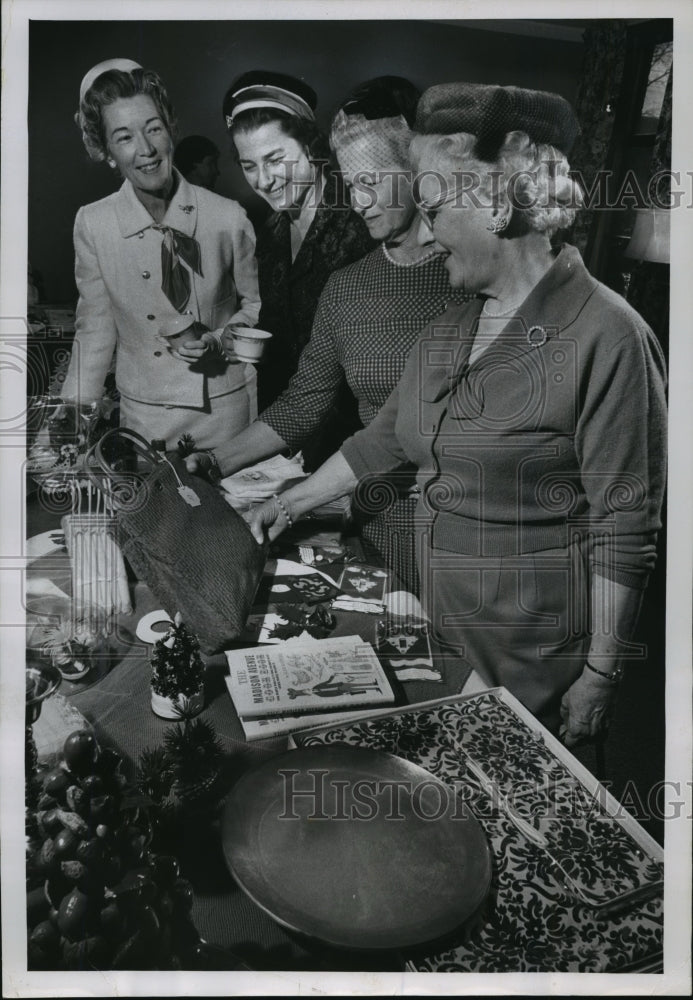 1962 Press Photo Mrs.Brumder at Holiday Tea and Semiannual Business Meeting - Historic Images