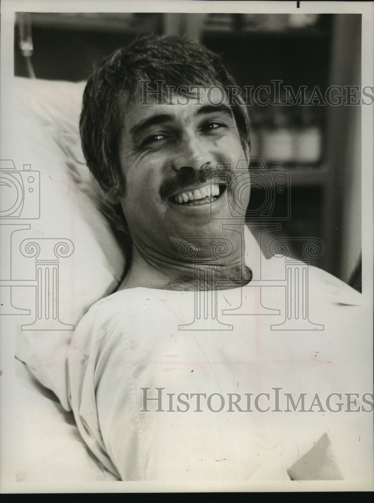 1974 Press Photo Former Football Professional Joe Kapp on NBC&#39;s &quot;Emergency&quot;-Historic Images
