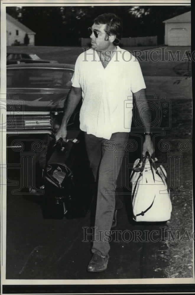 1971 Press Photo Joe Kapp of the Patriots Coming Home to Massachusetts, Football - Historic Images