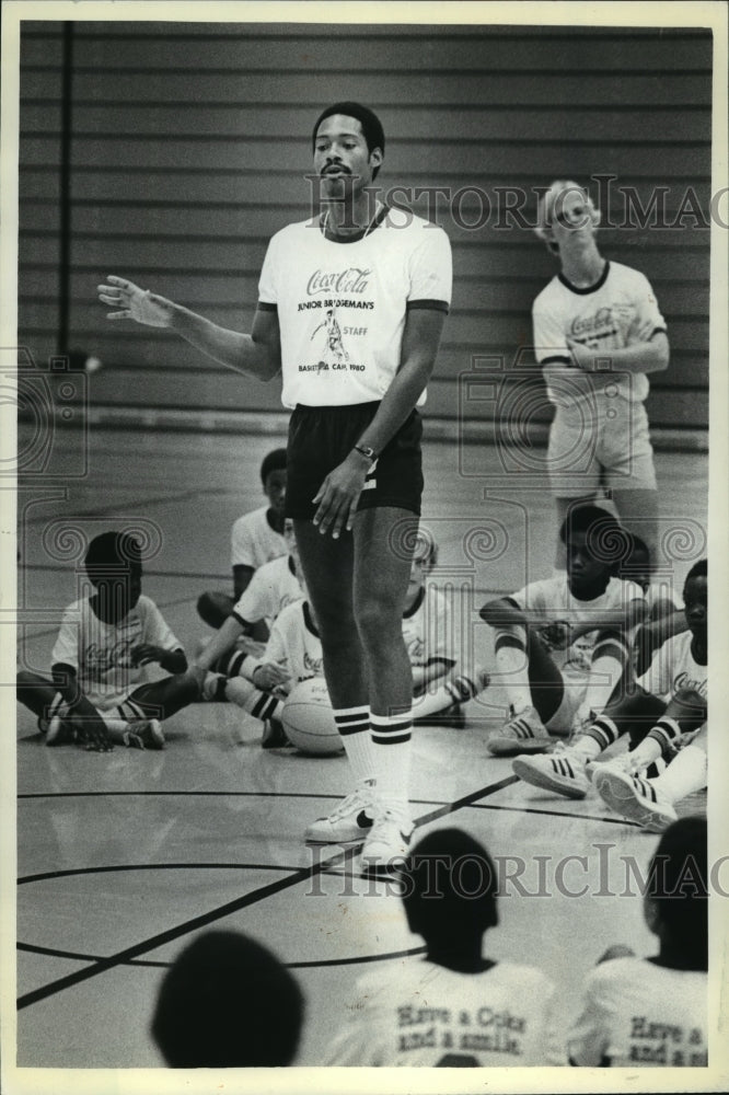 1980 Press Photo Milwaukee Bucks Player Junior Bridge Conducting Basketball Camp-Historic Images