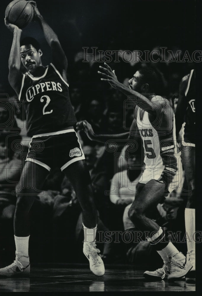 1985 Press Photo Junior Bridgeman gives 100% on the Clippers NBA team-Historic Images