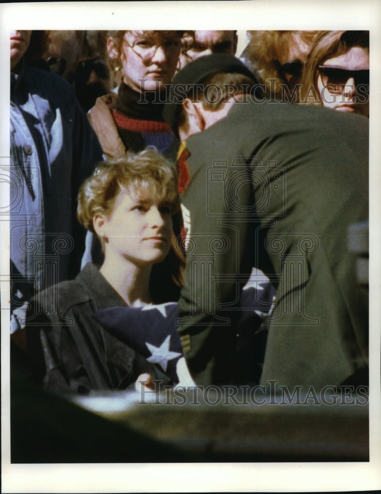 1993 Press Photo Tracy Busch Receives Flag for Her Husband Daniel&#39;s Death, Army-Historic Images