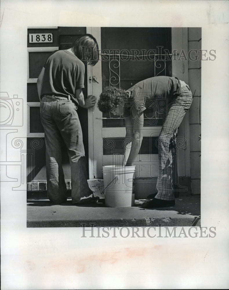 1978 Press Photo Ross Alexander and David Ficher prepare house for painting-Historic Images