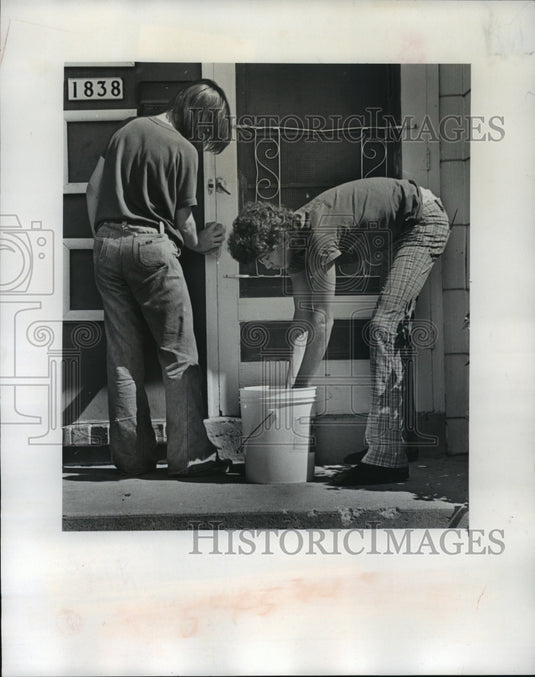 1978 Press Photo Ross Alexander and David Ficher prepare house for painting-Historic Images