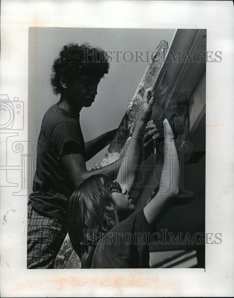 1978 Press Photo Ross Alexander and David Ficher prepared a house for painting-Historic Images
