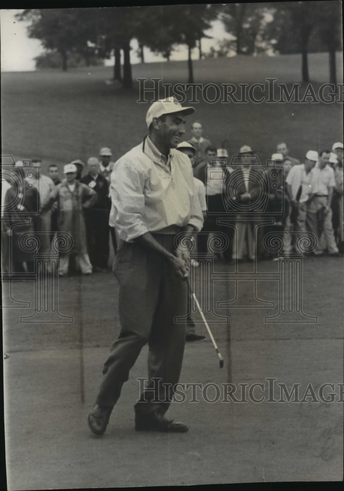 Press Photo Golfer playing on the green - mja58841-Historic Images