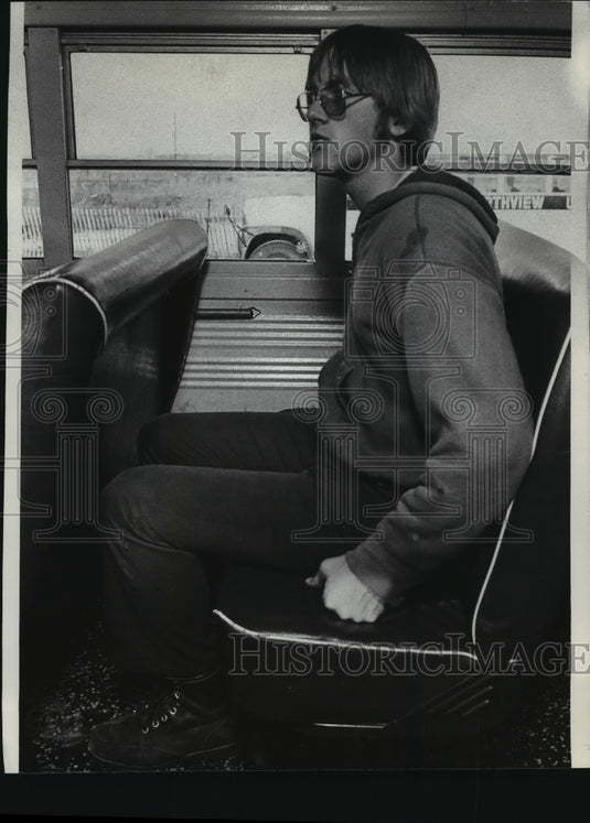 1977 Press Photo Pupil Kurt Cannon on bus built under new federal guidelines - Historic Images