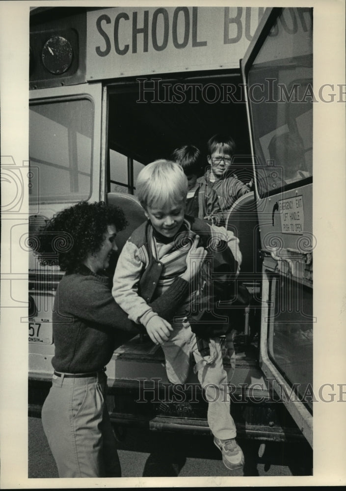 1984 Press Photo Vicki Riositti helps Jay Wantor in school bus safety training - Historic Images